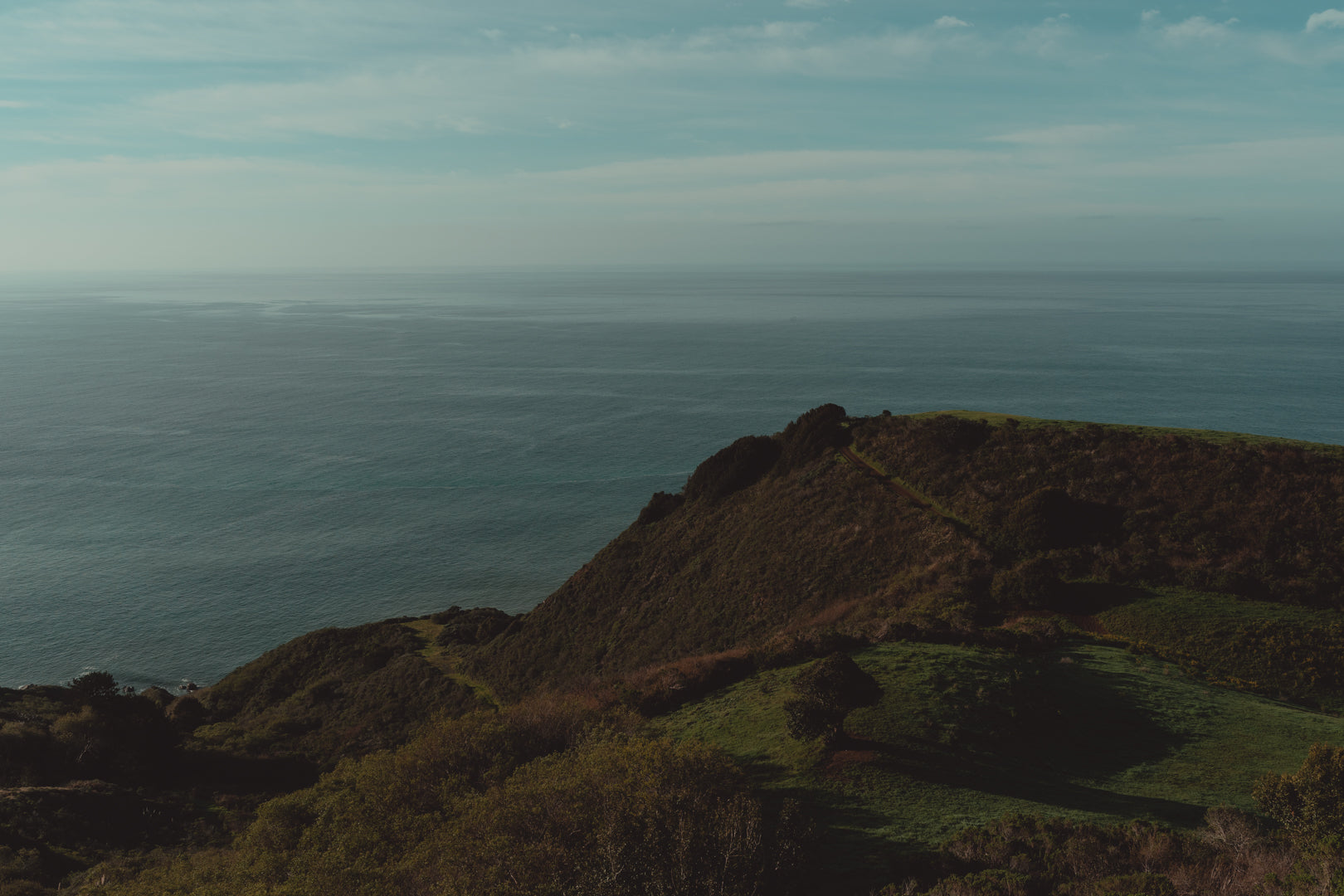 Big Sur Cliff overlooking the ocean kaü Healtth